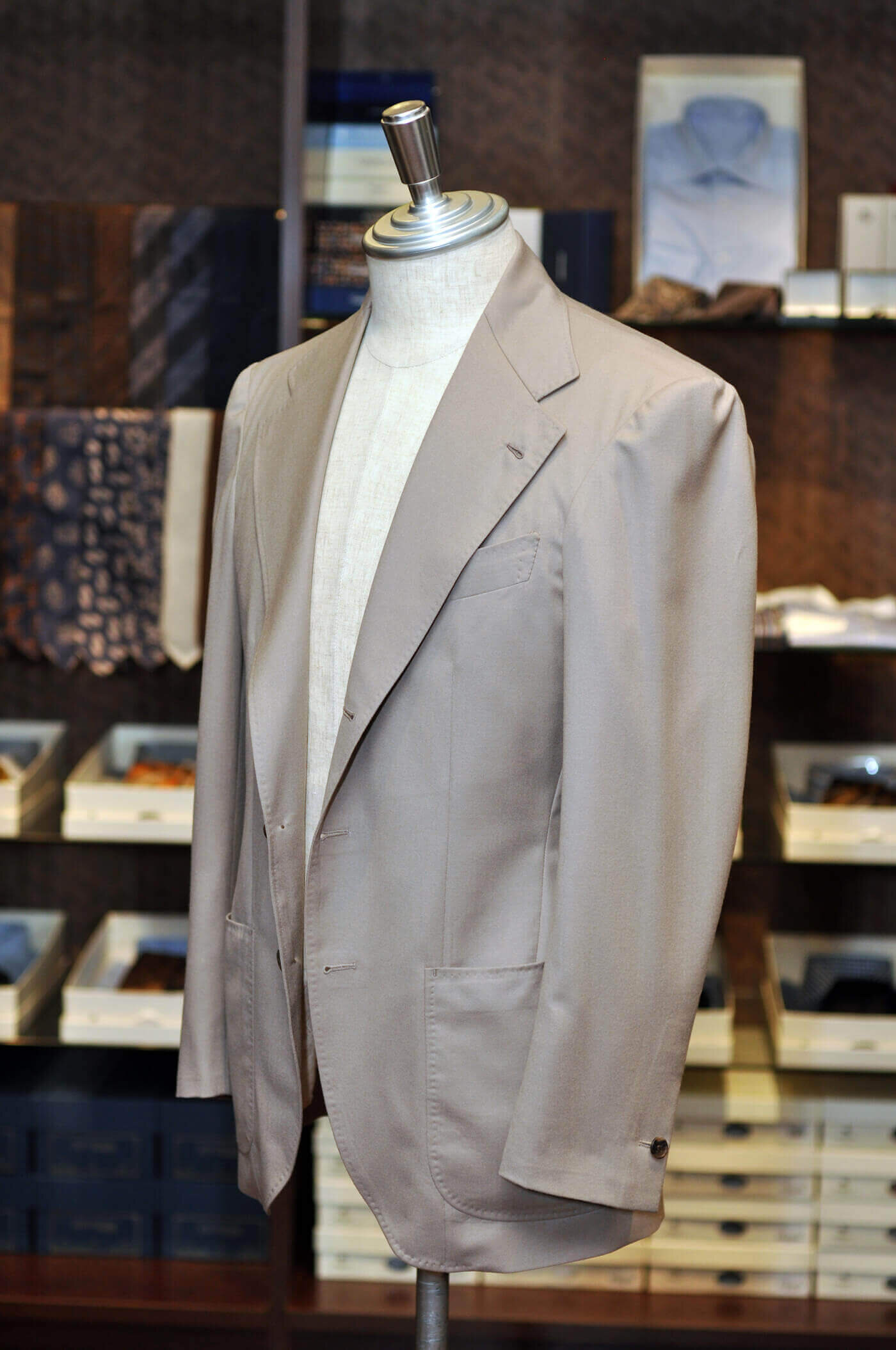 drapers_light_flannel_beige_suit_06.jpg