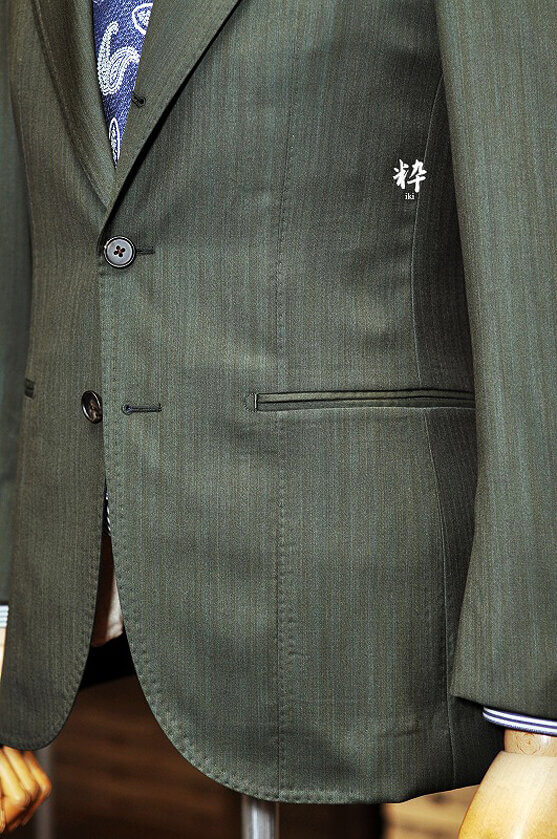 ビジネスで着られるオリーブスーツ　DRAPERS "SOLARO"(ドラッパーズ "グリーンソラーロ")の画像ID543