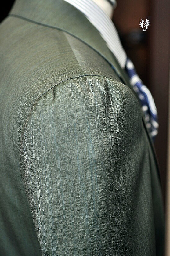 ビジネスで着られるオリーブスーツ　DRAPERS "SOLARO"(ドラッパーズ "グリーンソラーロ")の画像ID544