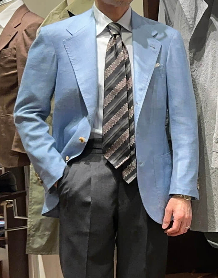 ビジネスで着こなしたいサックスブルーのカシミヤジャケット