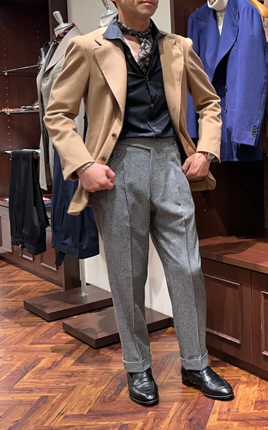 知的でモダンで差別化必至 大人の魅力を引き出すキャメルのジャケット